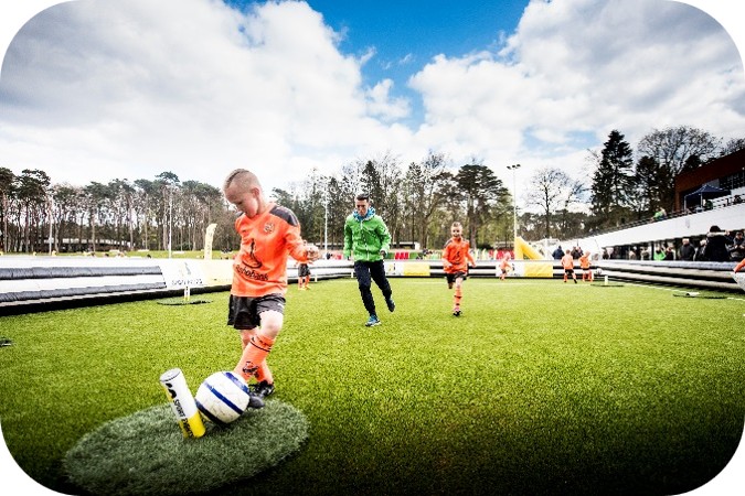 Paaltjesvoetbal in opblaasbaar veld